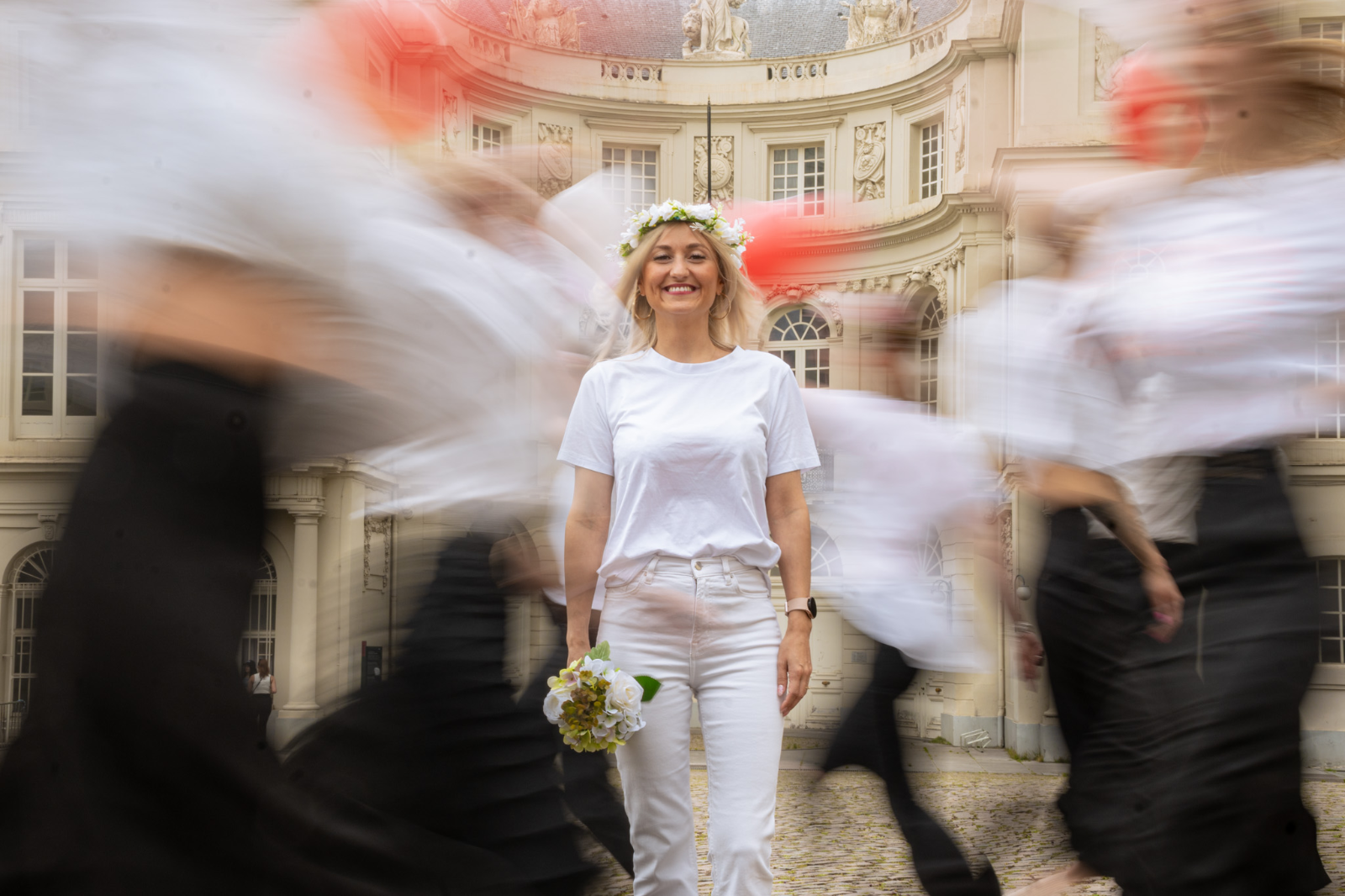 EVJF — la future mariée nette, entourée d'un mouvement flou