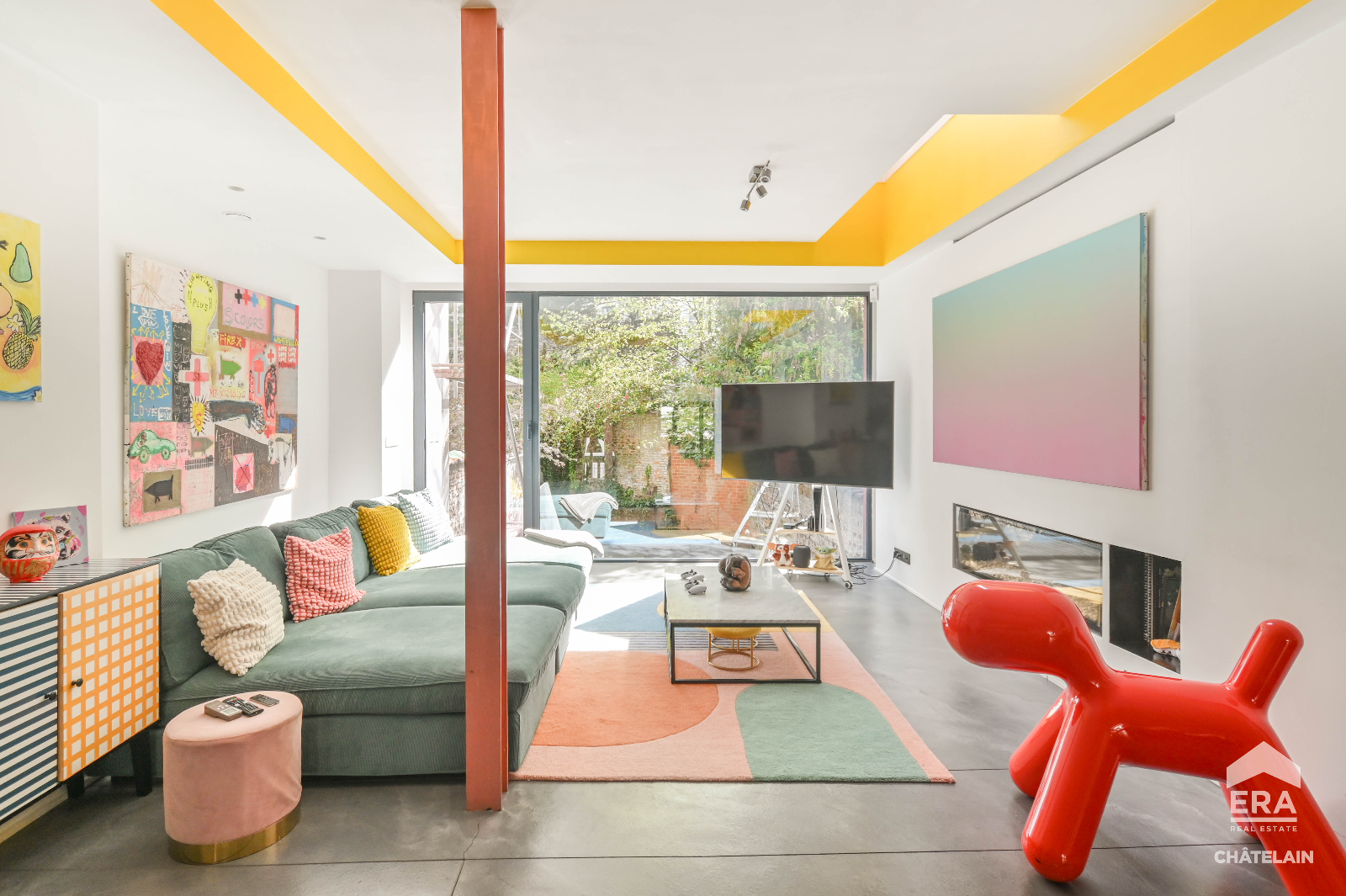 Immobilier — salon design lumineux et coloré
