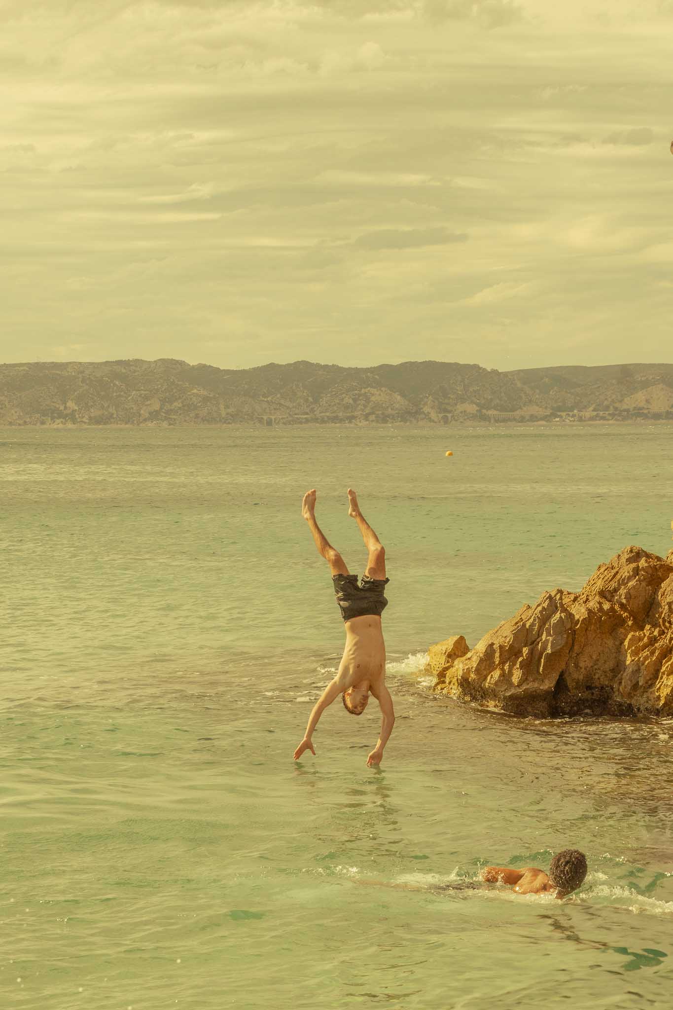 Plongeur la tête en bas au-dessus de la mer
