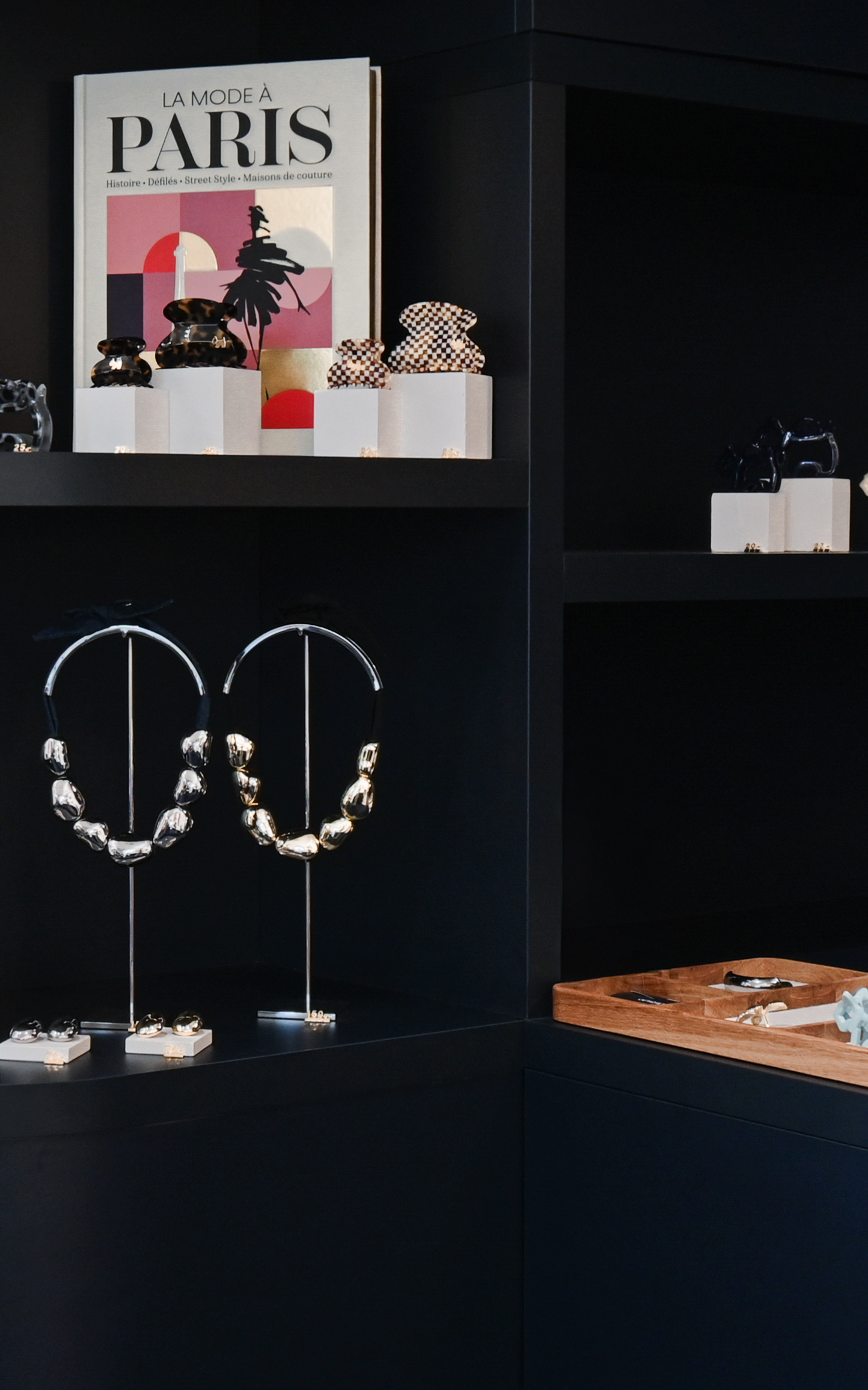Comptoir rond Agatha Paris, bijoux dorés et pied chromé