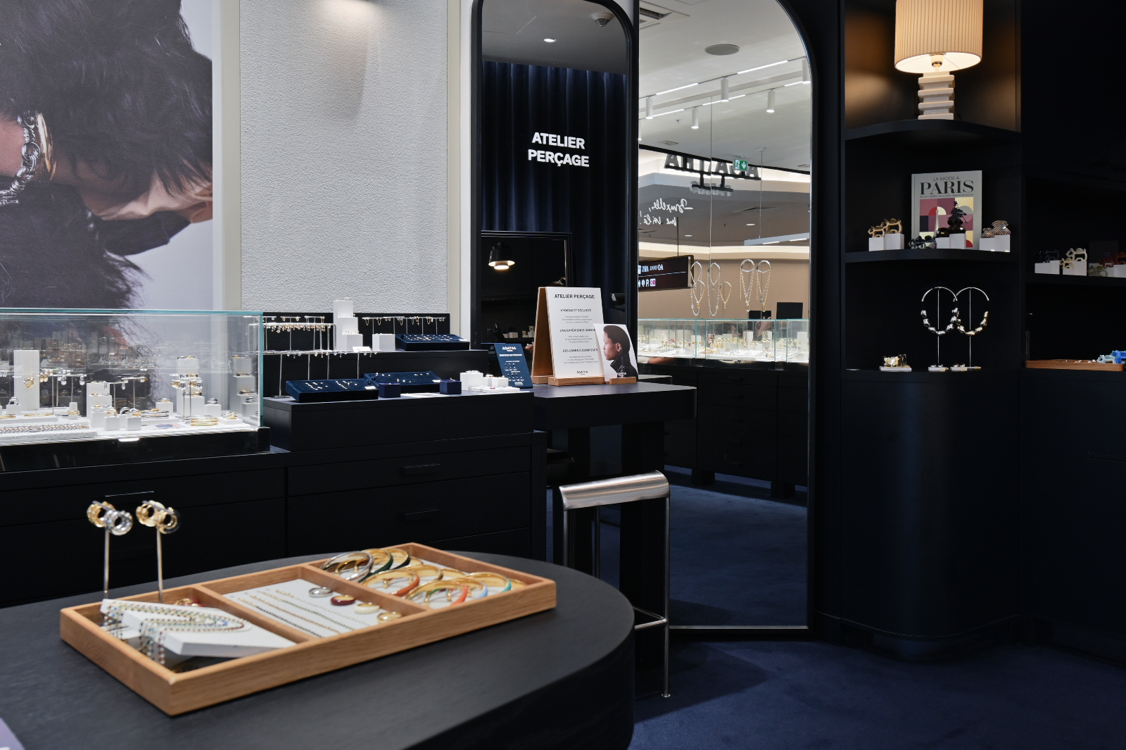 Détail des breloques et boucles d'oreilles en vitrine