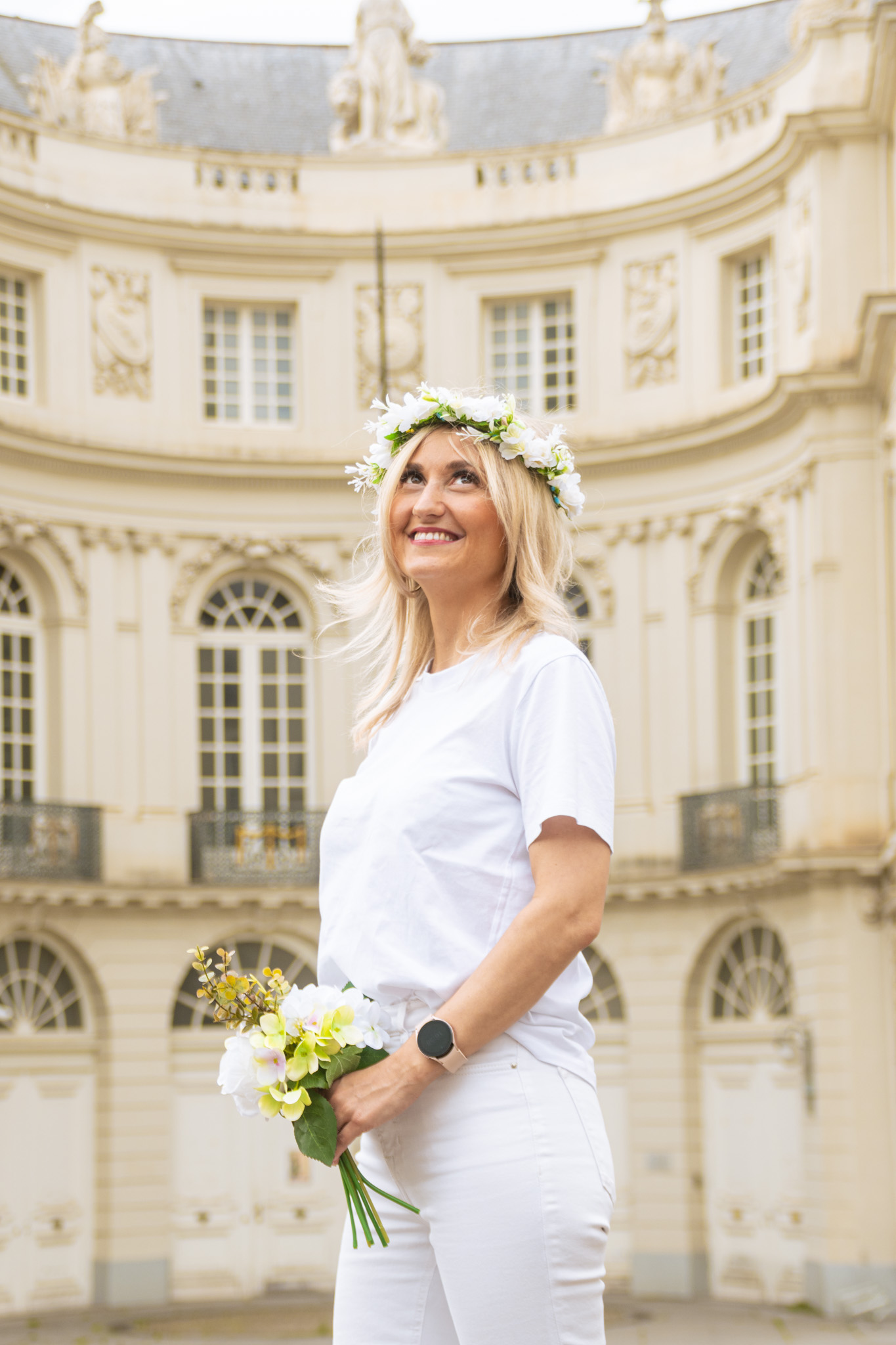 La mariée derrière son voile, mains levées