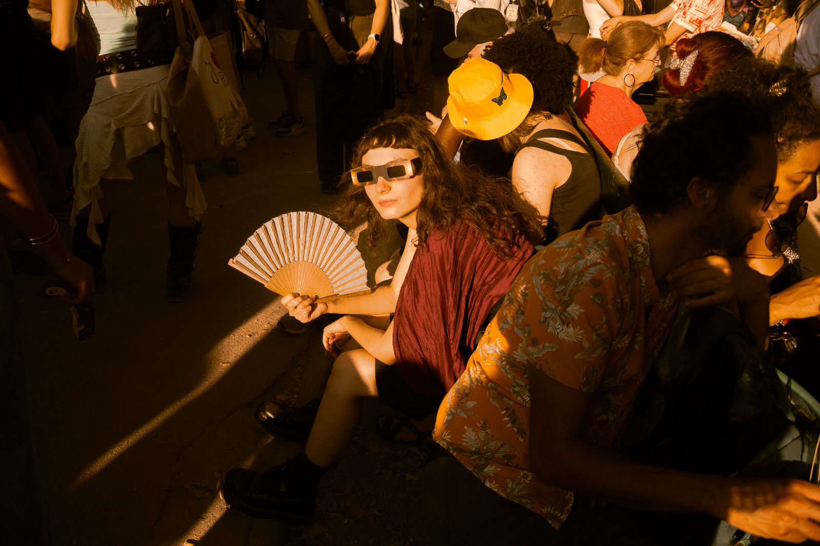 Femme aux lunettes d'éclipse, visage éclairé dans la pénombre