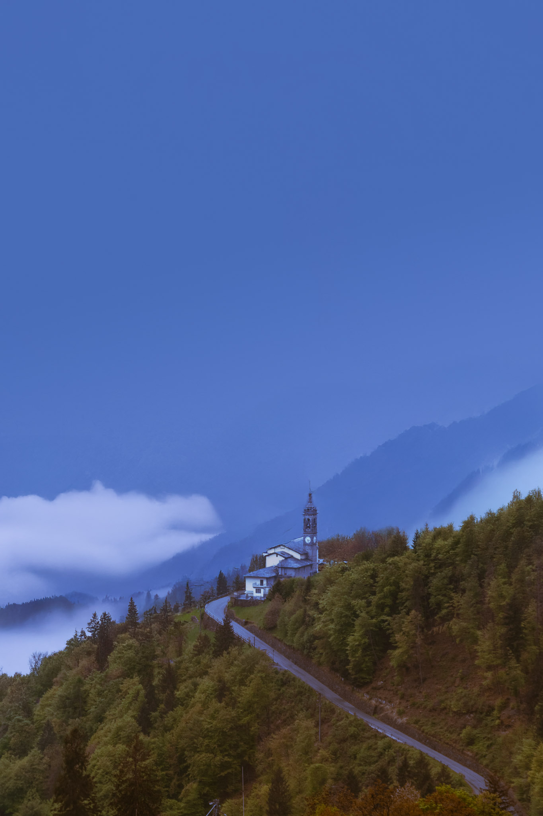 Église de montagne dans la brume bleue