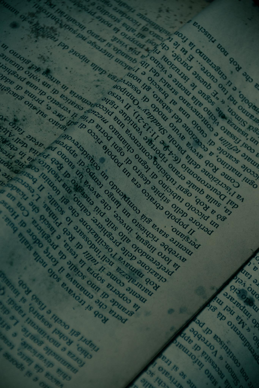 Pages de livre ancien tachées, texte en italien