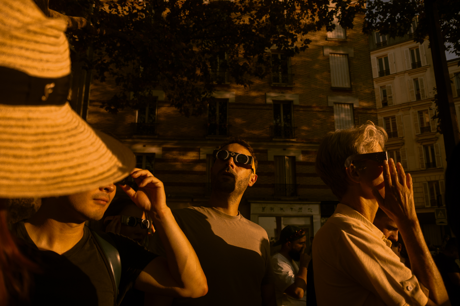 Enfant sur les épaules de son père, lunettes d'éclipse