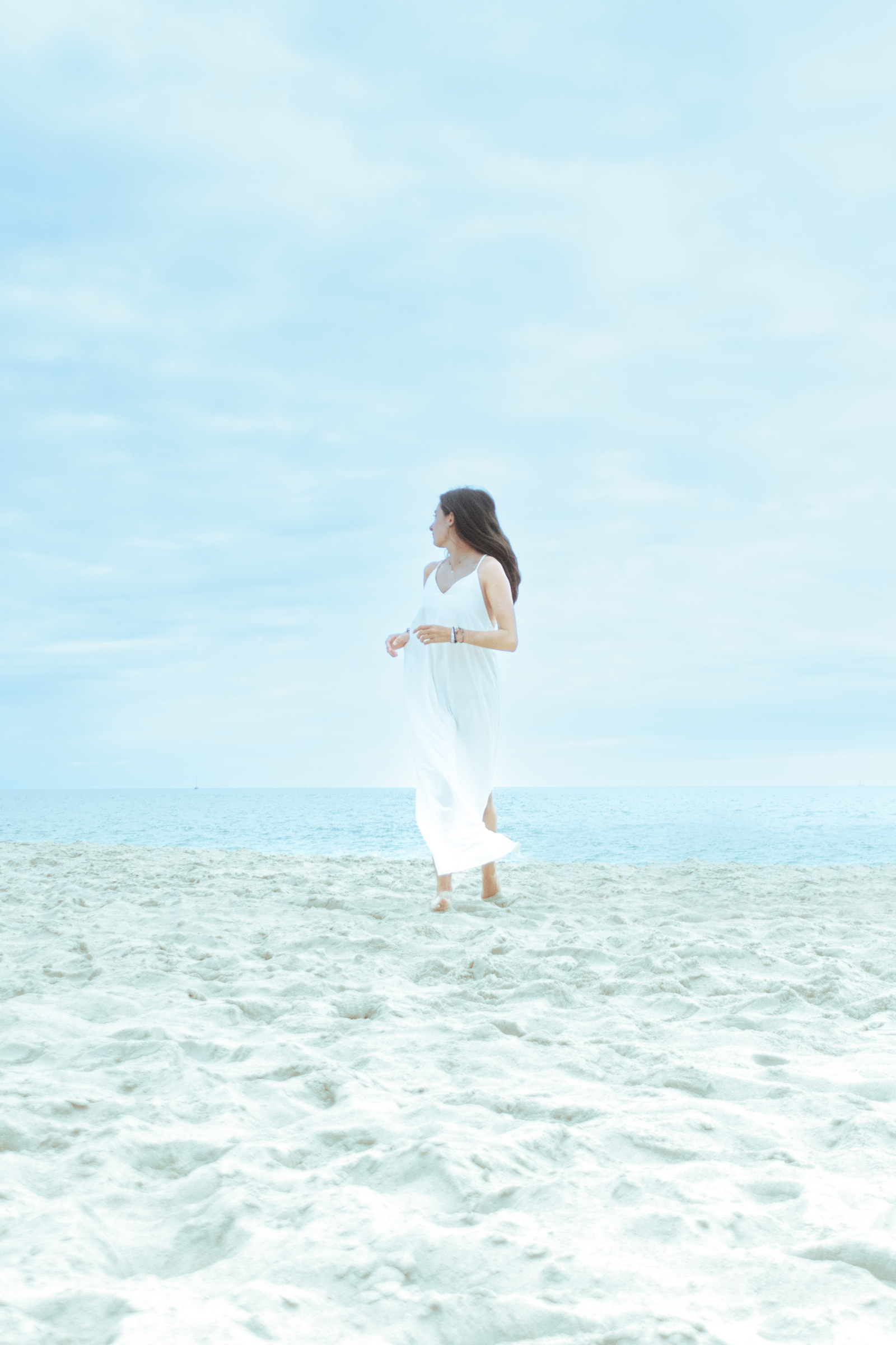 Sophie — robe blanche sur la plage, mer derrière