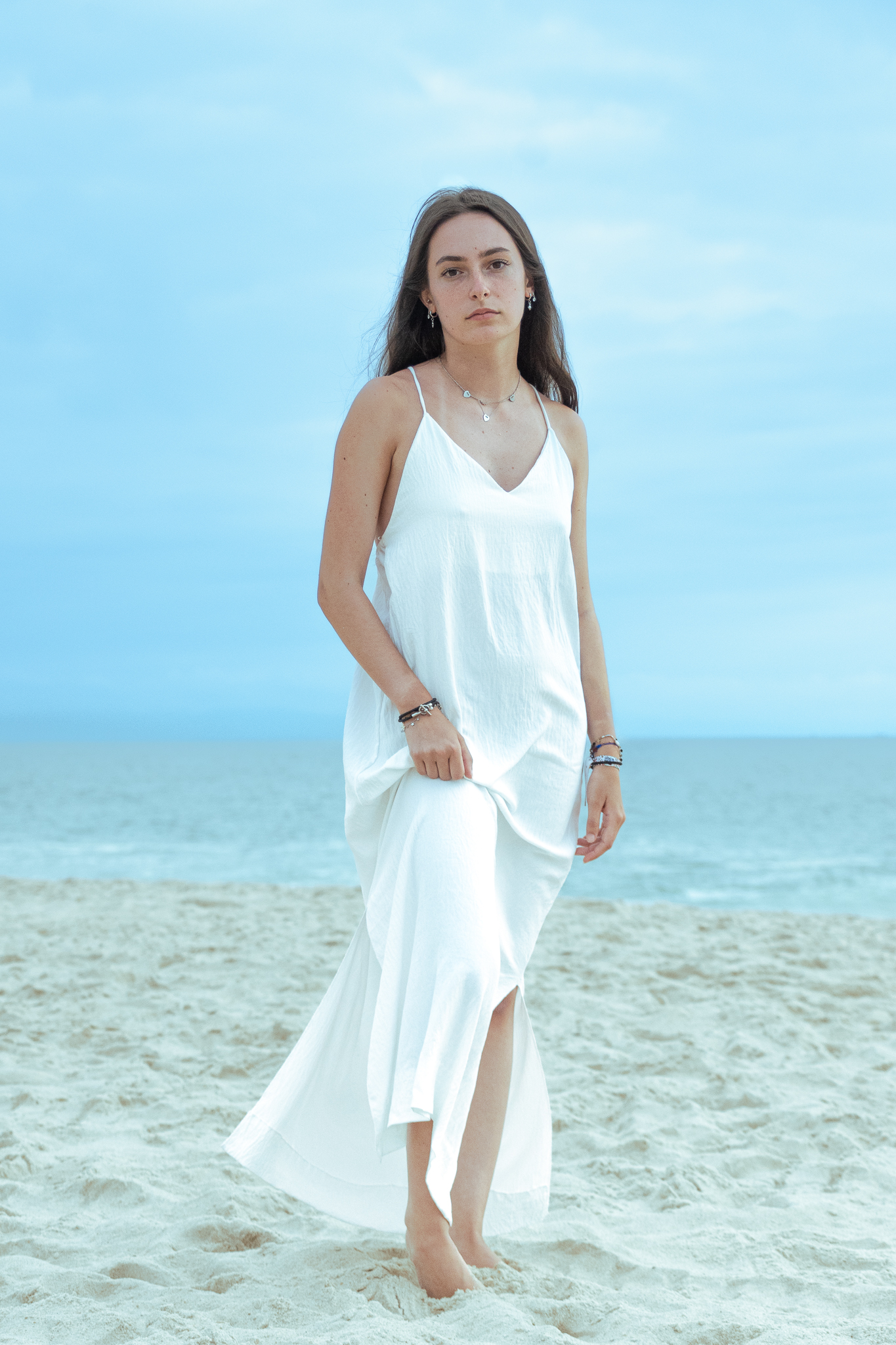 Sophie — portrait debout, robe blanche