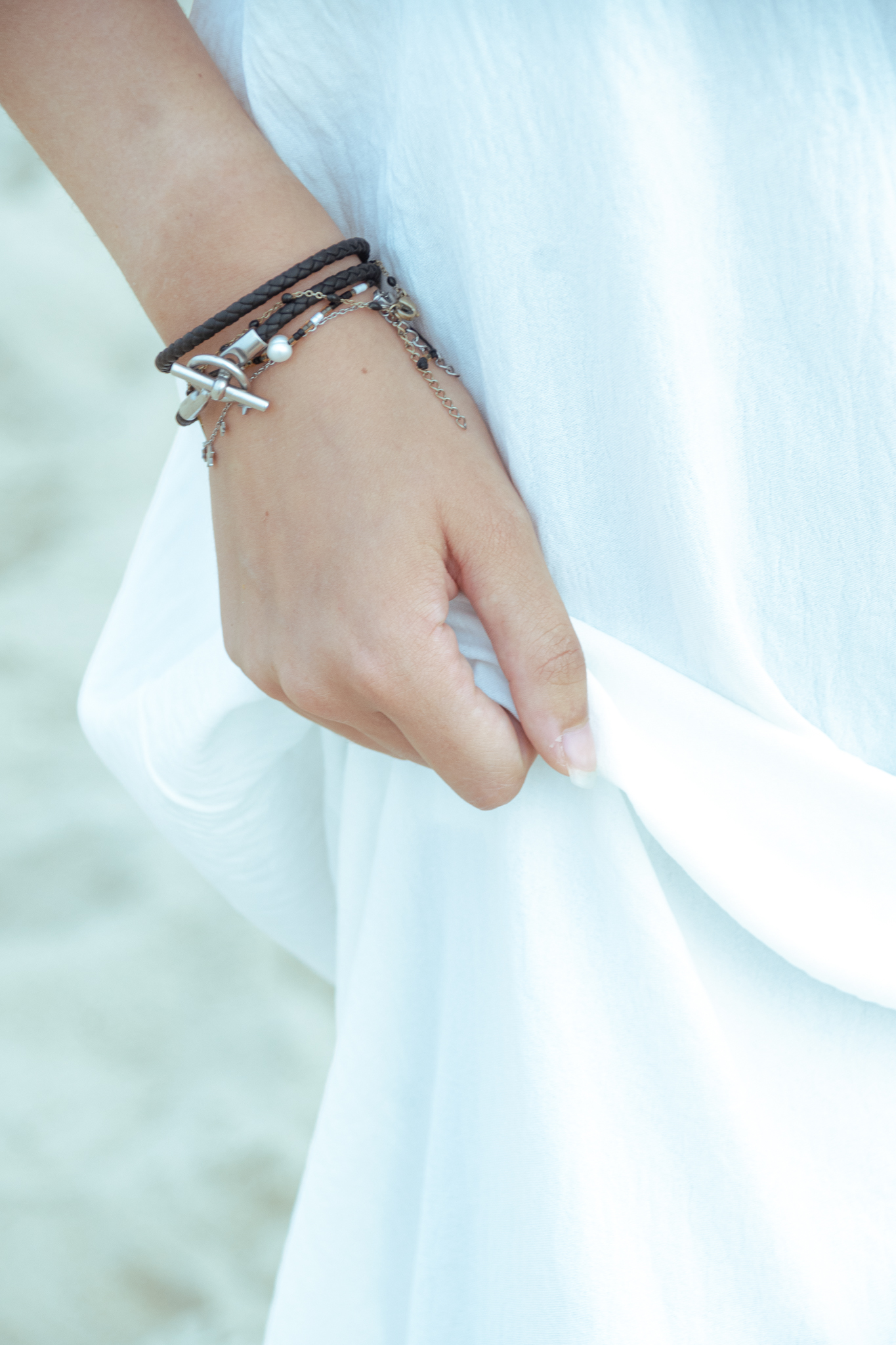 Sophie — détail bracelets et main