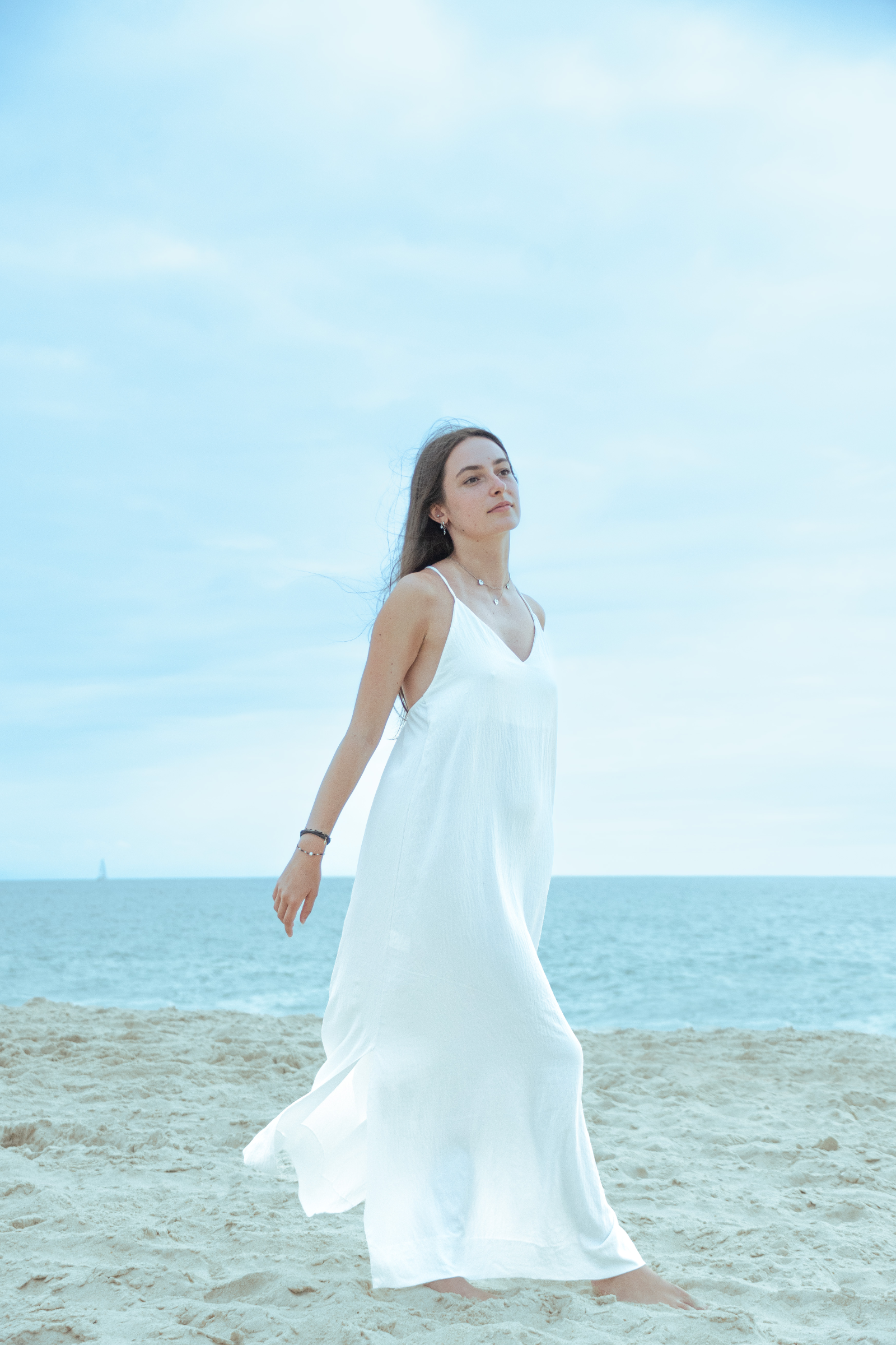 Sophie — robe blanche, marche sur la plage