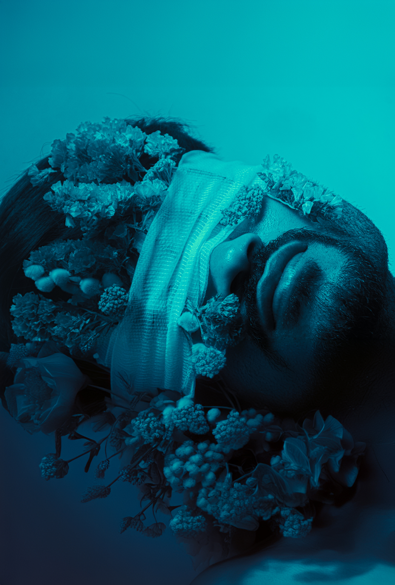 Portrait fleuri en extérieur