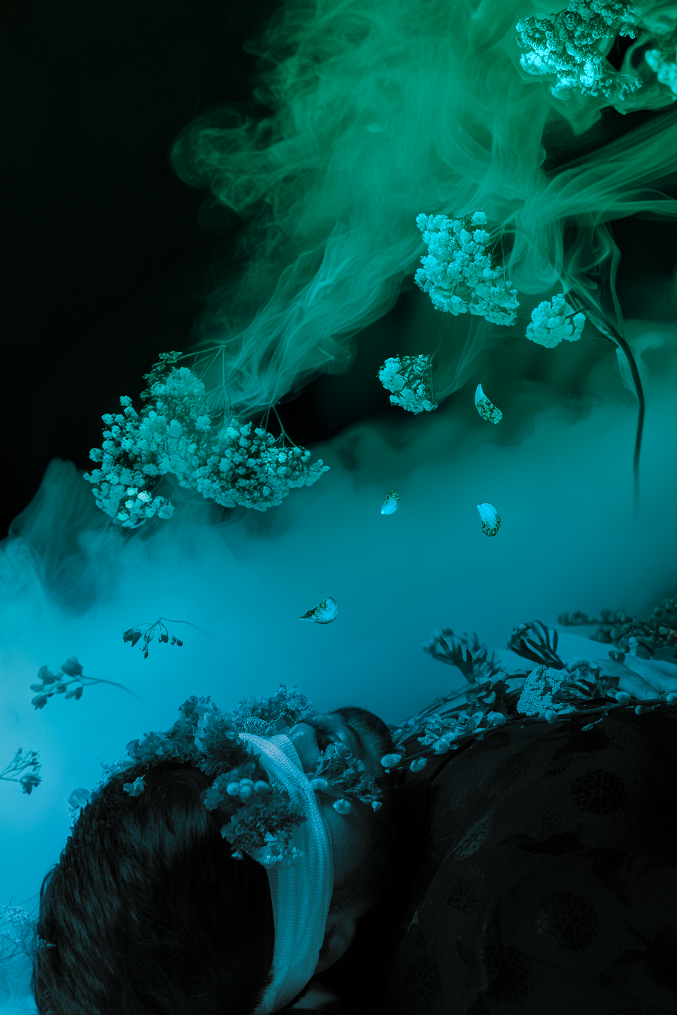 Fleurs, fumée verte sur fond noir