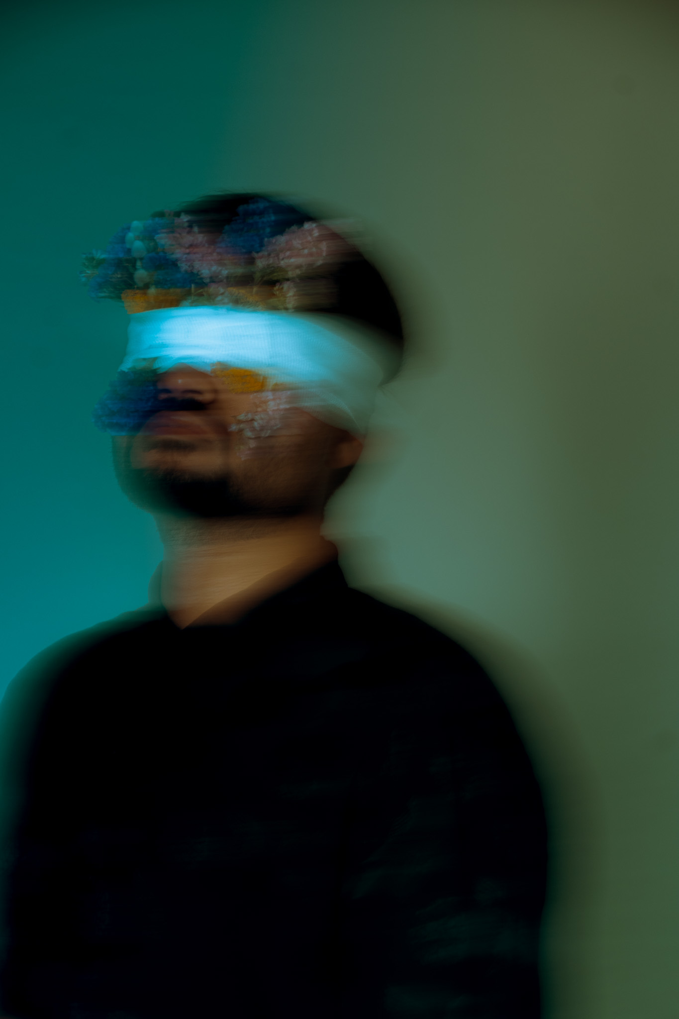 Portrait flou, bandeau lumineux sur les yeux